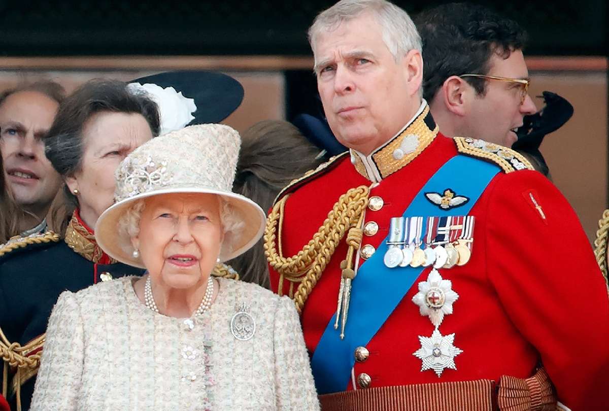 La Reina Isabel II de Inglaterra y su hijo, el príncipe Andrés
