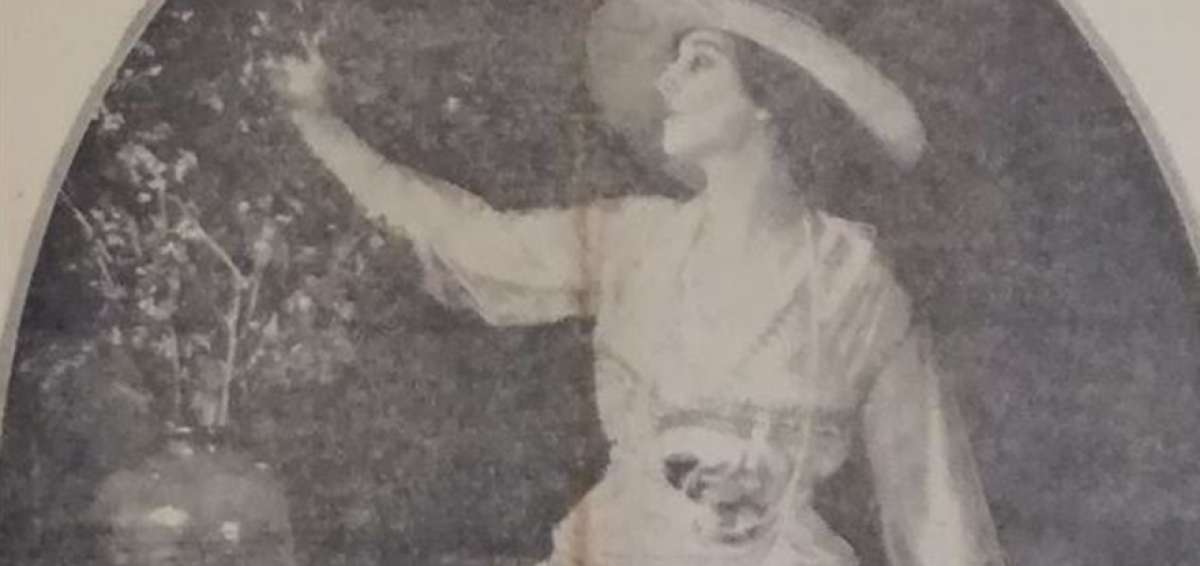 Modelo luce un elegante vestido para recepci&oacute;n