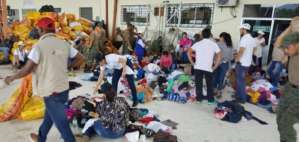 Militares ayudan en Portoviejo a canalizar las donaciones que est&aacute;n llegando para los damnificados.