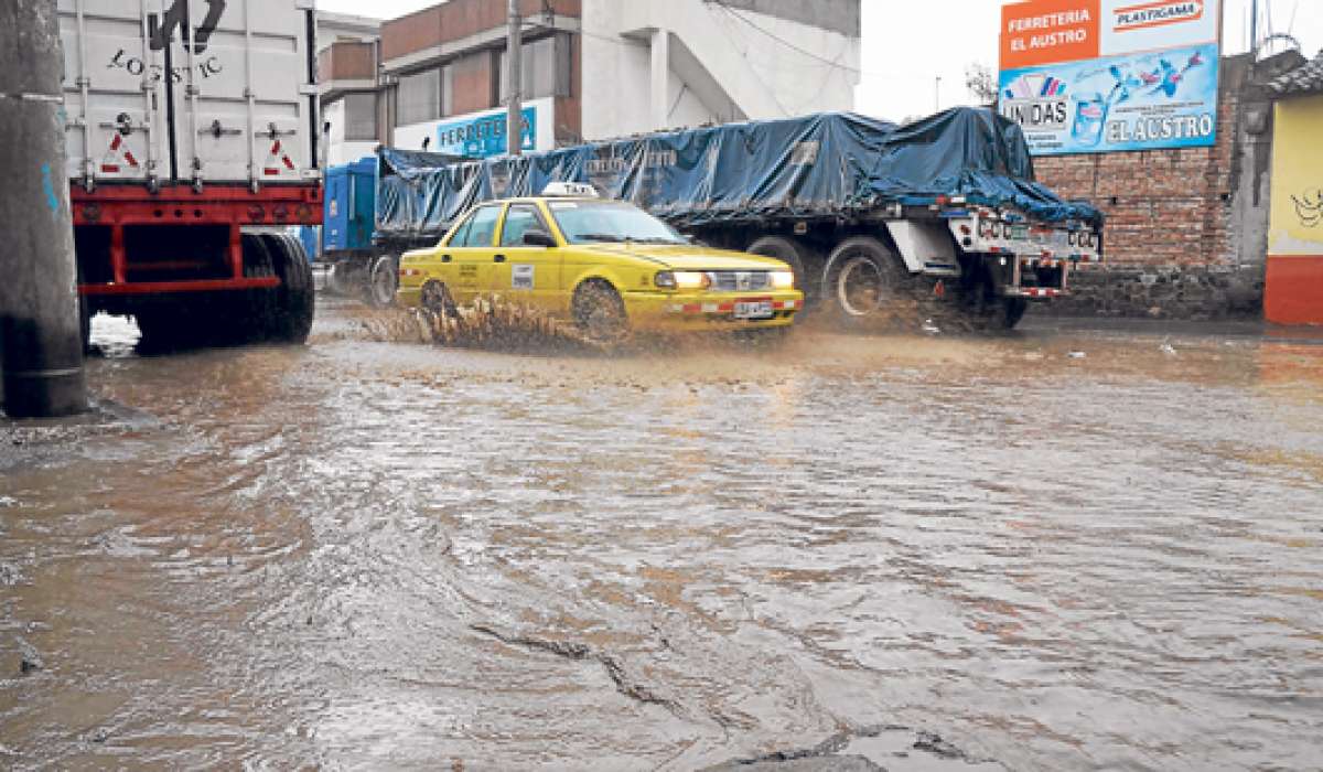 La calle principal del barrio San Felipe, en Latacunga, se convirti&oacute; en un r&iacute;o a consecuencia de la tempestad que cay&oacute; la tarde del viernes. Foto: Silvia Osorio / para El Tel&eacute;grafo