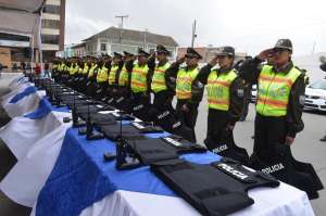 Polic&iacute;a del Carchi recibe chalecos y radios troncalizadas para fortalecer trabajo en frontera