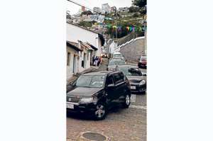 Largas filas de autos se generan en la calle Francisco de Orellana todos los d&iacute;as. Foto: Archivo / El Tel&eacute;grafo