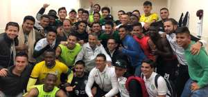 Los jugadores, dirigentes y cuerpo t&eacute;cnico del Am&eacute;rica celebran el ascenso a la serie A, tras vencer 4-0 a Liga de Portoviejo en el estadio Atahualpa.