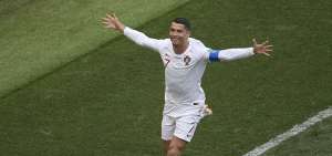El delantero y capit&aacute;n de Portugal, Cristiano Ronaldo, festeja el tanto con el que su selecci&oacute;n gan&oacute; a Marruecos.