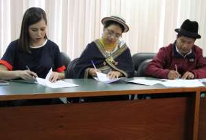 Ana Changuín (izq.) firma el acta en representación del Gobierno