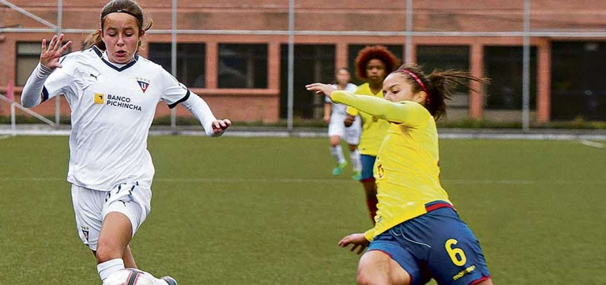La jugadora de Liga de Quito, Arella J&aacute;come (i), intenta superar la marca de Laura Armend&aacute;riz, de Ecuador sub-20, en el partido de ayer.