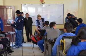 Agentes de Antinarc&oacute;ticos y Dinapen inspeccionaron las aulas de la unidad educativa. Foto: Cortes&iacute;a del Ministerio del Interior