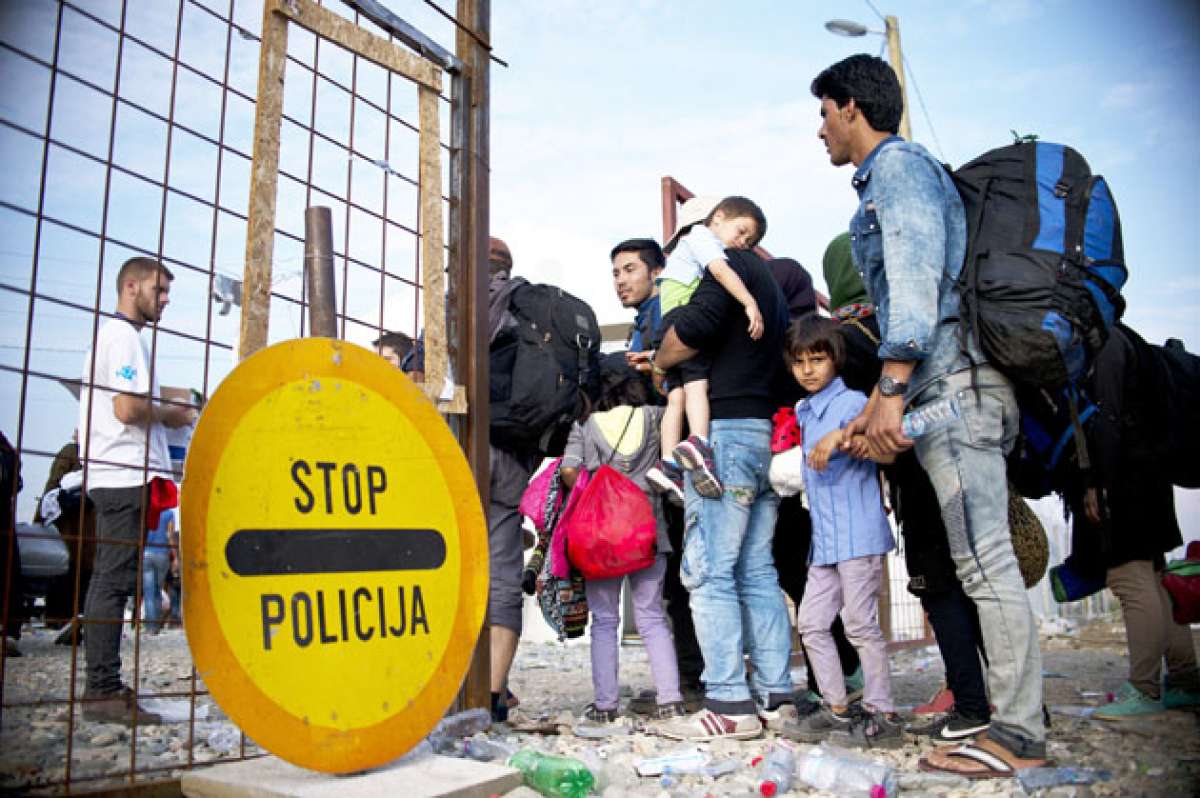 Migrantes y refugiados entran en un campamento de Macedonia a registrarse despu&eacute;s de cruzar la frontera griega cerca de Gevgelija. Foto: AFP
