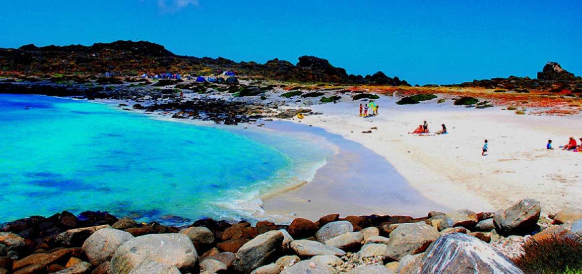 Arena blanca y aguas cristalinas en la playa Las Tijeras en Chile