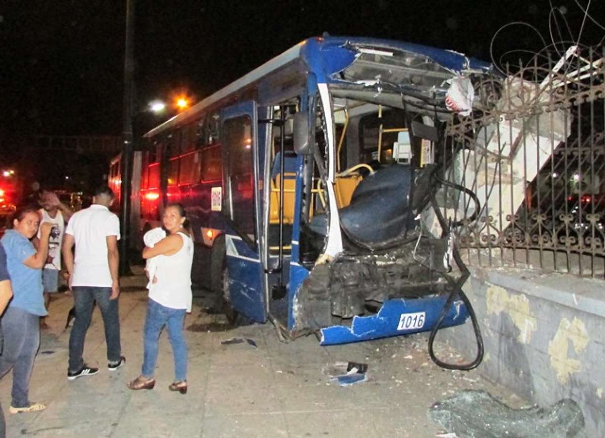 Tras el choque, el articulado de la Metrov&iacute;a se sali&oacute; de la v&iacute;a y colision&oacute; contra el cerramiento de una casa. Foto: Juan Carlos Holgu&iacute;n / El Tel&eacute;grafo