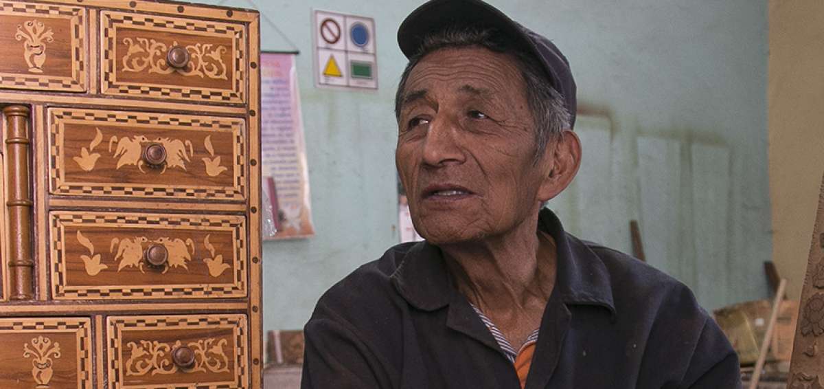 Segundo conserva el arte del trabajo fino con madera