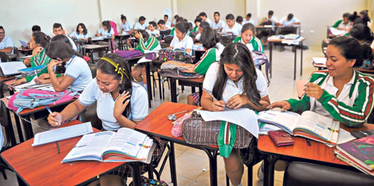 Los estudiantes del Juan Montalvo se preparan para entrar a la &eacute;poca de los ex&aacute;menes finales. Foto: Rodolfo P&aacute;rrafa / El Tel&eacute;grafo