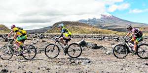 Un grupo de ciclistas recorri&oacute; un camino de tierra durante la Vuelta al Cotopaxi del a&ntilde;o pasado. Foto: Archivo / El tel&eacute;grafo.