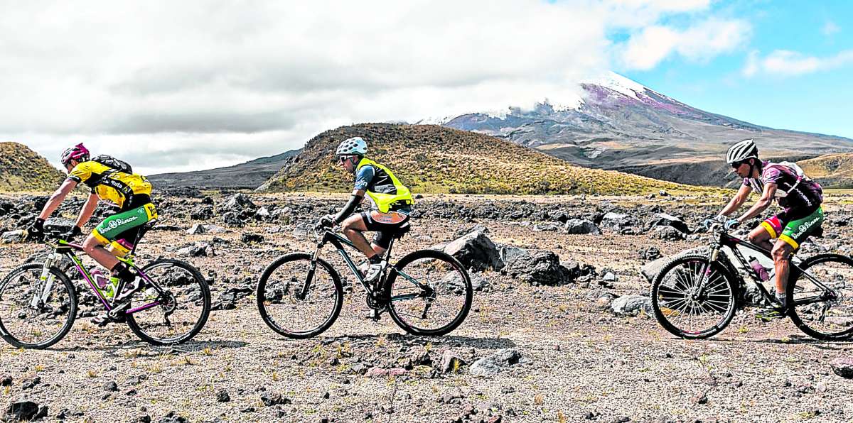 Un grupo de ciclistas recorri&oacute; un camino de tierra durante la Vuelta al Cotopaxi del a&ntilde;o pasado. Foto: Archivo / El tel&eacute;grafo.