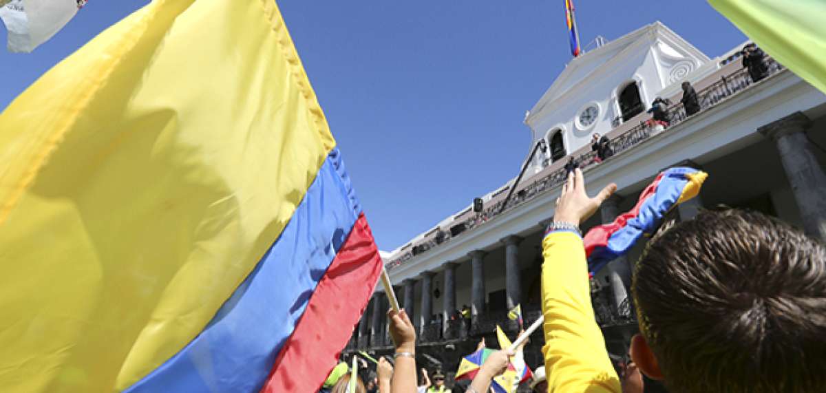 En medio aparece el presidente Rafael Correa, rodeado de sus principales colaboradores, en el balc&oacute;n del Palacio de Carondelet, durante el cambio de guardia de los granaderos de Tarqui. Foto: John Guevara / El Tel&eacute;grafo 