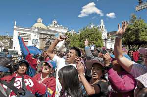 M&aacute;s de un centenar de comerciantes aut&oacute;nomos exigieron ayer ante el Municipio su formalizaci&oacute;n. Foto: John Guevara/ El Tel&eacute;grafo