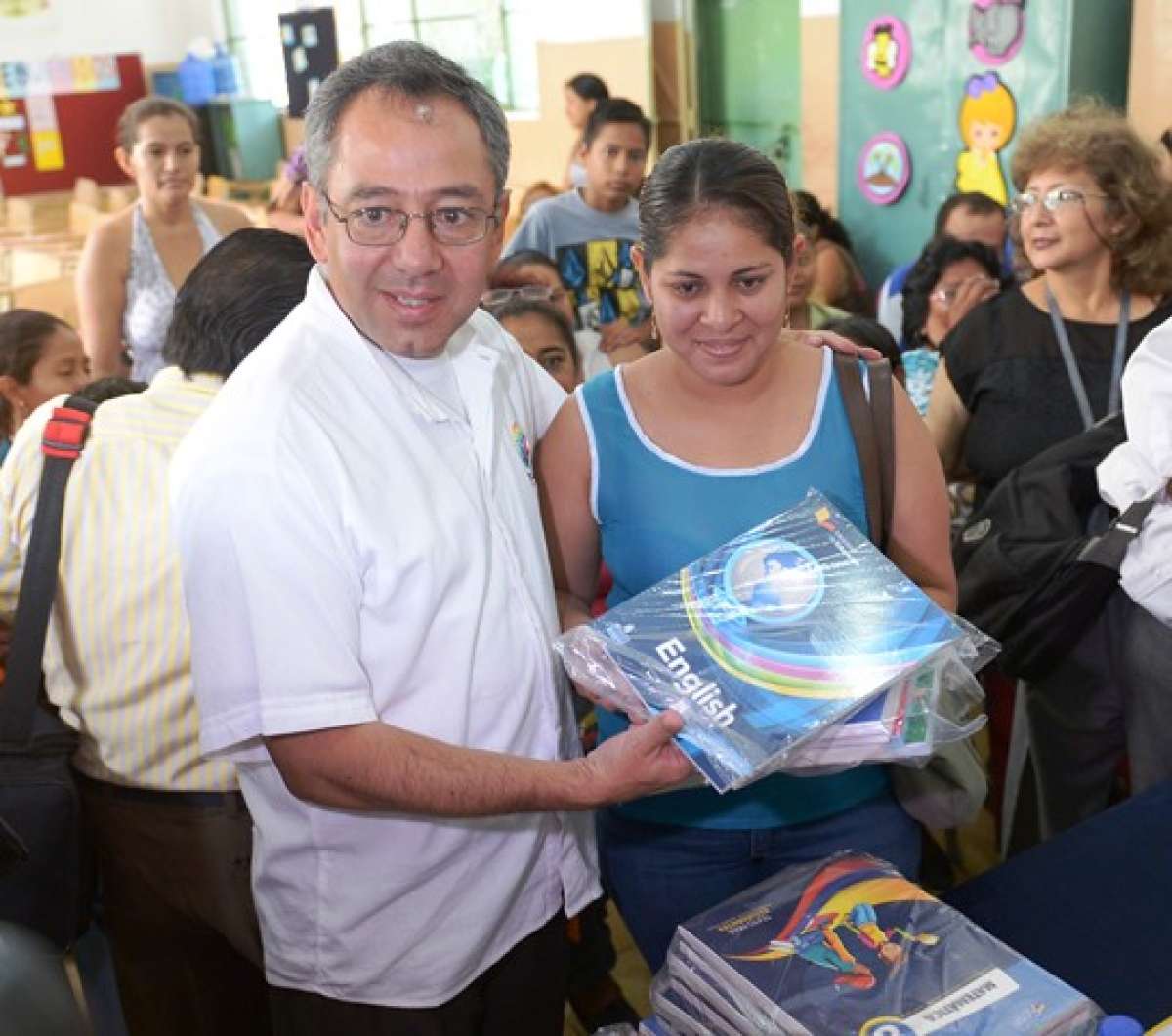 El ministro de Educaci&oacute;n, Augusto Espinosa, verific&oacute; la entrega de textos escolares en Guayaquil.