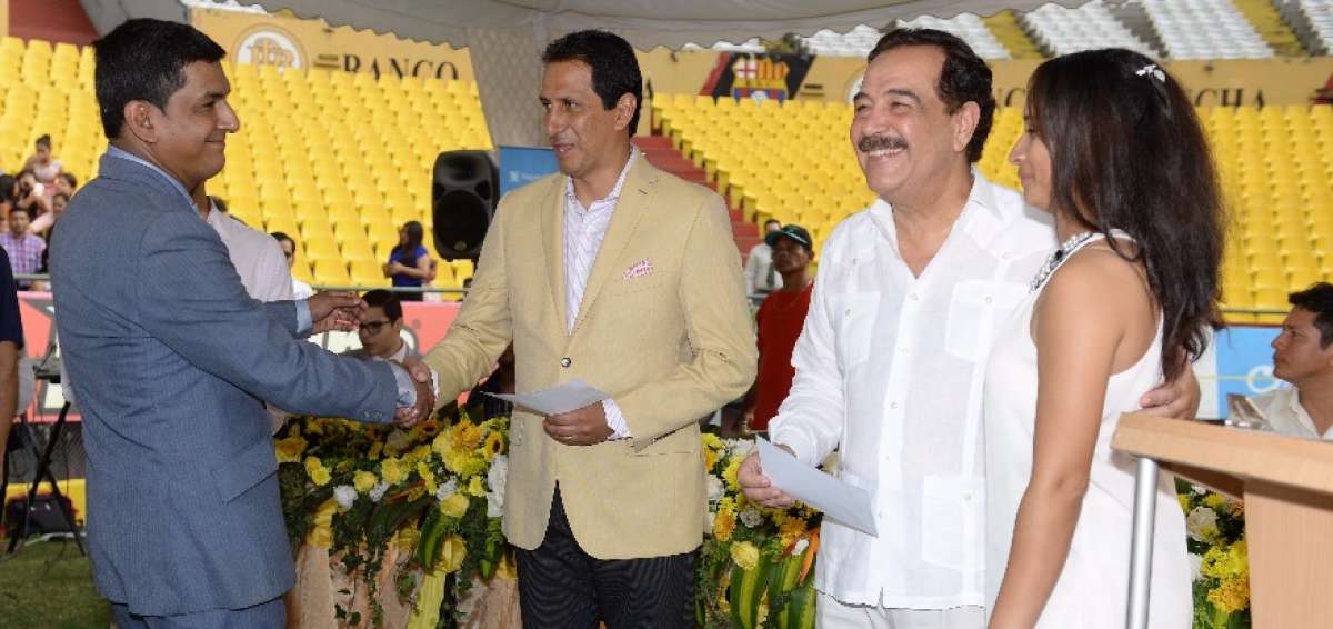 30 parejas se casaron en el Monumental
