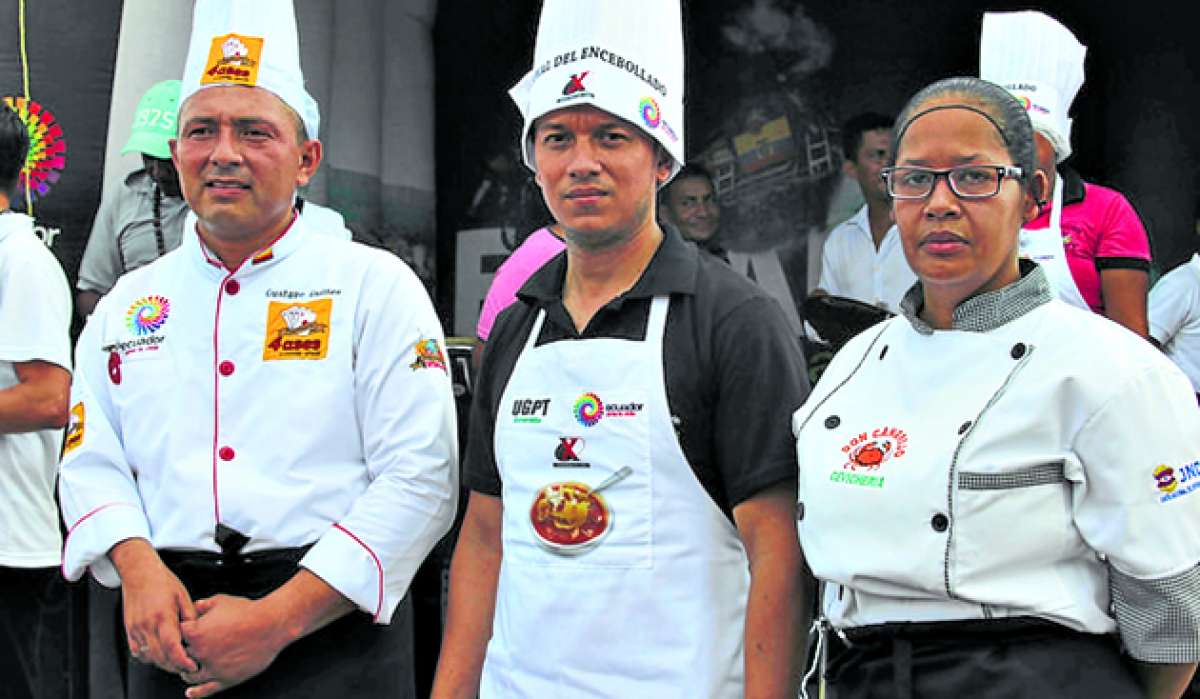 Guill&eacute;n es oriundo de la provincia de Manab&iacute; y lleva 15 a&ntilde;os preparando el encebollado. Este chef comenz&oacute; su negocio en un carro ambulante. Foto: PUCE Ibarra