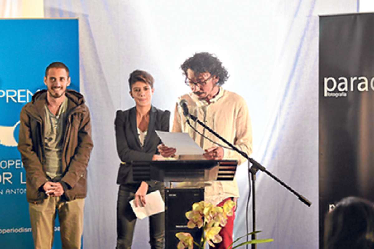 El fot&oacute;grafo Santiago Arcos obtuvo el premio en la categor&iacute;a de profesionales; y Carmen Santill&aacute;n, de la universidad Metropolitana de Dise&ntilde;o, en no profesionales. Foto: CARINA ACOSTA / EL TEL&Eacute;GRAFO 