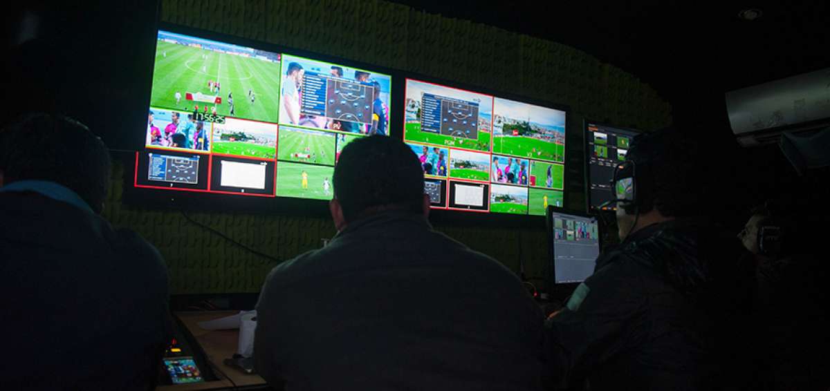 Un equipo de producci&oacute;n de televisi&oacute;n, durante la transmisi&oacute;n del encuentro entre Independiente y la U. Cat&oacute;lica.