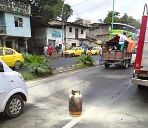 Cilindros de gas fueron sacados de la vivienda. Foto: Cortes&iacute;a Bomberos Quinind&eacute;