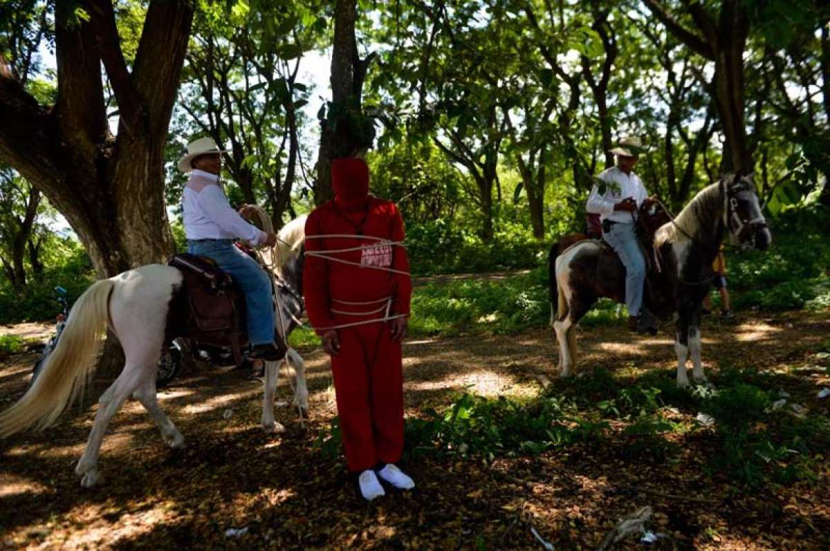 Cada 6 de enero los vaqueros persiguen diablos