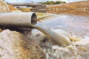 Cuando deja de trabajar una parte del sistema de bombeo, el agua servida se represa en las tuber&iacute;as. Foto: Rodolfo P&aacute;rraga / Tel&eacute;grafo