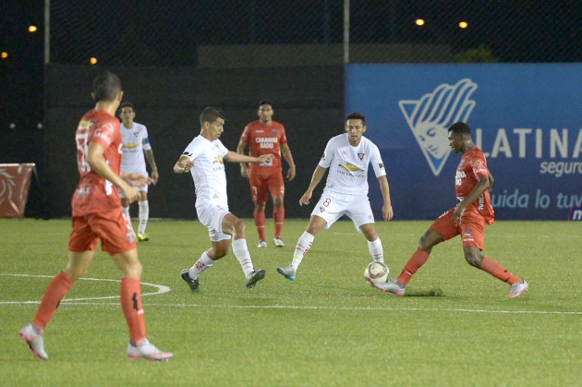 Los volantes &lsquo;albos&rsquo; Jos&eacute; Cevallos y Fernando Hidalgo, mientras intentan cortar una jugada colectiva de River Ecuador. El partido se jug&oacute; en cancha sint&eacute;tica. Foto: Jos&eacute; Mor&aacute;n / El Tel&eacute;grafo 