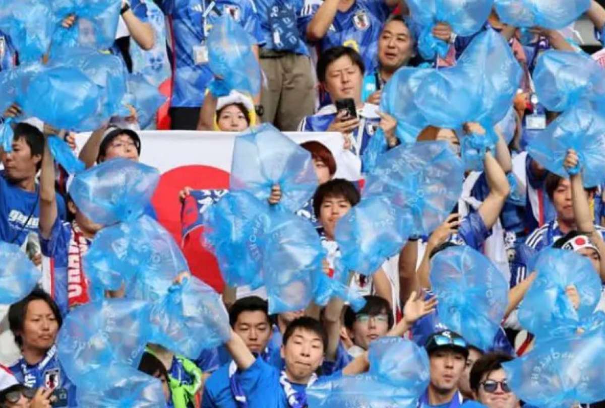Hinchas japoneses limpiaron el grader&iacute;o tras el partido con Pa&iacute;ses Bajos. 