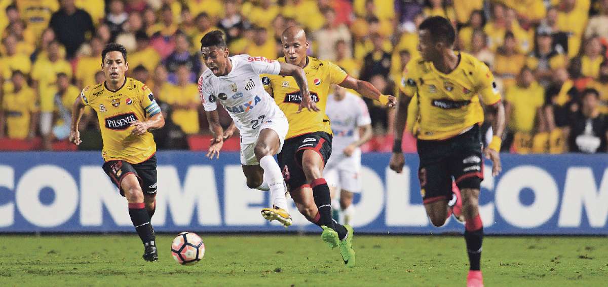 Los jugadores de Barcelona, Mat&iacute;as Oyola (iz.), Ely Esterilla y Dar&iacute;o Aimar van ante la marca del brasile&ntilde;o Bruno Henrique (blanco), autor del tanto del Santos, en el estadio Monumental.    