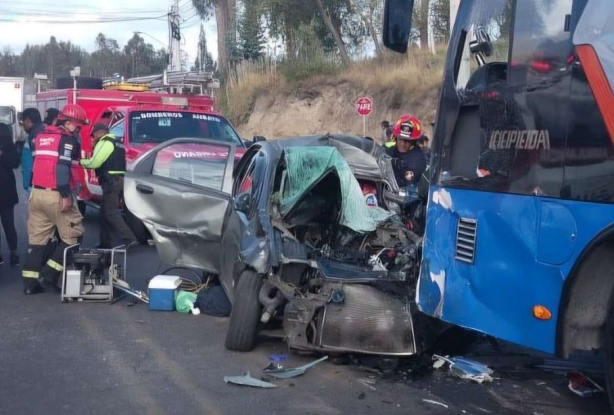 Bus, veh&iacute;culo liviano y motocicleta involucrados en siniestro fatal en Santa Rosa