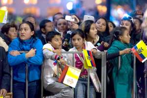 Desde las 15:00 los fieles cat&oacute;licos, con banderas de Ecuador y el Vaticano, empezaron a copar los alrededores de la Plaza Grande en Quito. Foto: John Guevara / El Tel&eacute;grafo