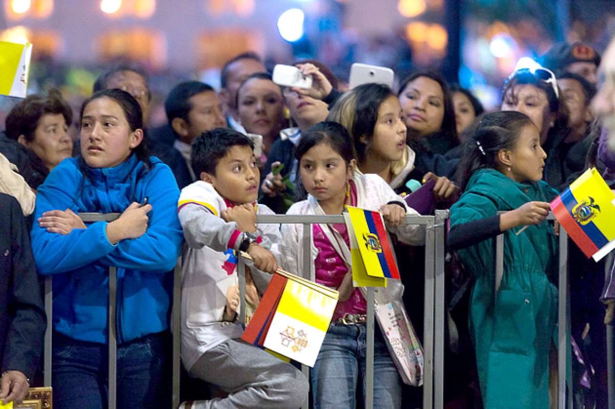 Desde las 15:00 los fieles cat&oacute;licos, con banderas de Ecuador y el Vaticano, empezaron a copar los alrededores de la Plaza Grande en Quito. Foto: John Guevara / El Tel&eacute;grafo