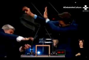 En un video quedó registrado el sillazo que uno de los candidatos a la alcaldía de Sao Paulo le dio a su opositor. 