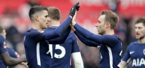 El dan&eacute;s Christian Eriksen y otro del argentino Erik Lamela celebran en el juego desarrollado este s&aacute;bado.