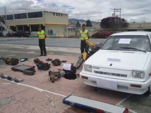 En el Chunchi se realiz&oacute; el allanamiento de un local, donde se encontr&oacute; un veh&iacute;culo reportado como robado, varias piezas de motores y herramientas. Foto: Elizabeth Maggi / El Tel&eacute;grafo
