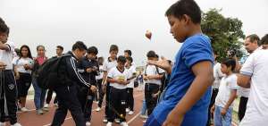 Jair Salazar (uniforme azul), de 10 a&ntilde;os, hizo bailar el trompo en su mano. Detr&aacute;s de &eacute;l otros estudiantes hacen distintas maniobras con el juguete.