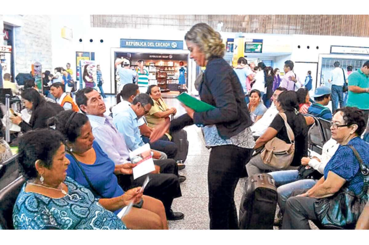 En el aeropuerto Jos&eacute; Joaqu&iacute;n de Olmedo, de Guayaquil, empleados de LAN entregaron folletos en los que explican sus problemas laborales. Foto: Cortes&iacute;a