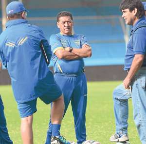Sixto Vizuete, DT de Ecuador, (c) es respaldado por los jugadores que fueron convocados para los partidos amistosos. &Eacute;l espera una decisi&oacute;n definitiva de la Ecuaf&uacute;tbol para dirigir la Tri. Foto: Miguel Castro.