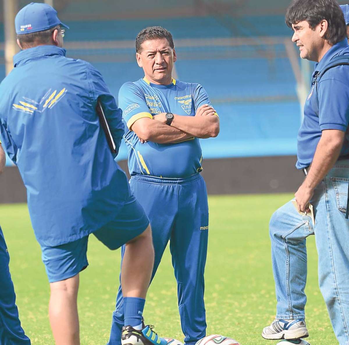 Sixto Vizuete, DT de Ecuador, (c) es respaldado por los jugadores que fueron convocados para los partidos amistosos. &Eacute;l espera una decisi&oacute;n definitiva de la Ecuaf&uacute;tbol para dirigir la Tri. Foto: Miguel Castro.