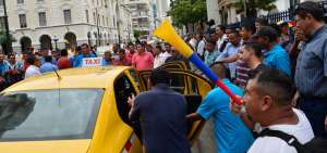 Los choferes de taxis que circularon por el malec&oacute;n Sim&oacute;n Bol&iacute;var fueron detenidos por los manifestantes. 