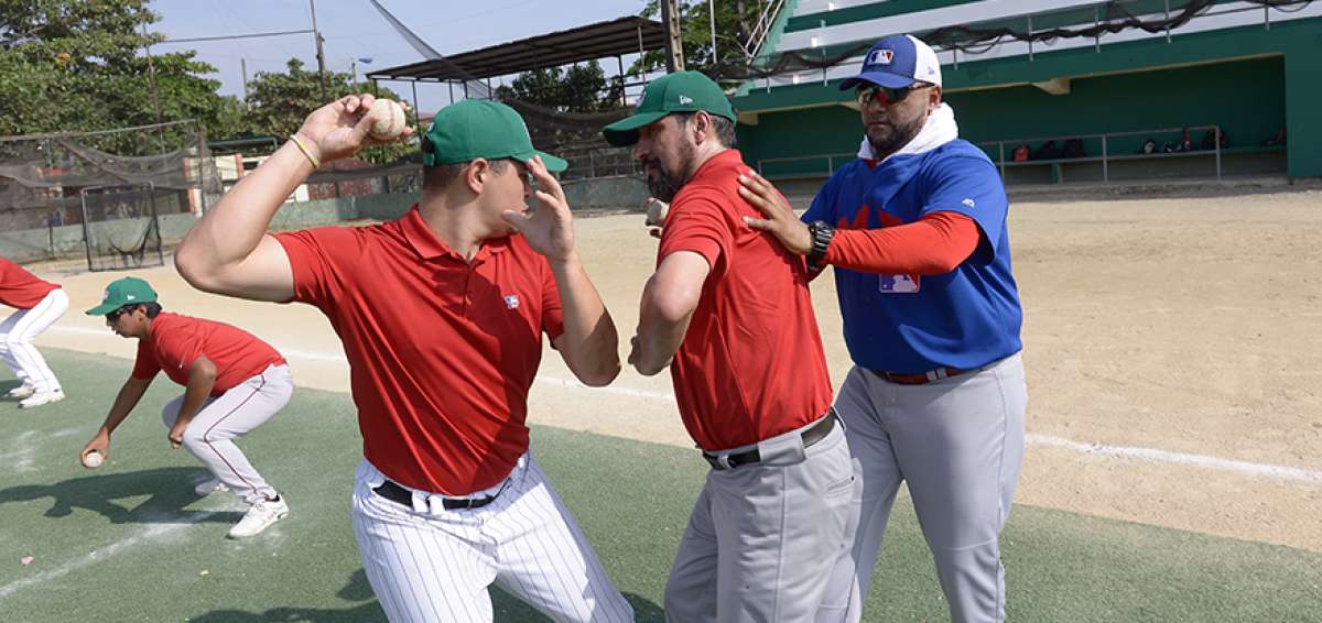 Instructores de la Liga Mayor de B&eacute;isbol hacen una demostraci&oacute;n en la cancha de la Kennedy. Los talleres iniciaron el 13 de septiembre y terminaron el mi&eacute;rcoles. 