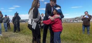 Pie de foto: Irina Cabezas, secretaria del programa &lsquo;Toda una Vida&rsquo;, y el alcalde de Quito, Mauricio Rodas, recorrieron los terrenos donde se construir&aacute;n 500 casas del proyecto gubernamental.