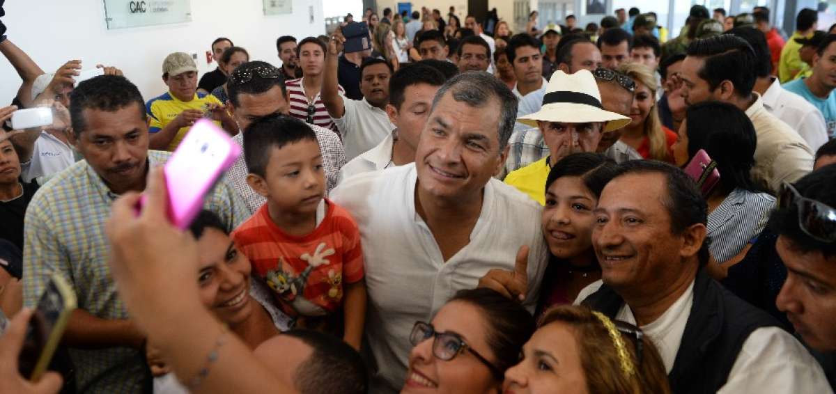 Tras la inauguraci&oacute;n de los planteles en Rocafuerte, el presidente Correa entreg&oacute; a en Portoviejo el Centro de Atenci&oacute;n Ciudadana.