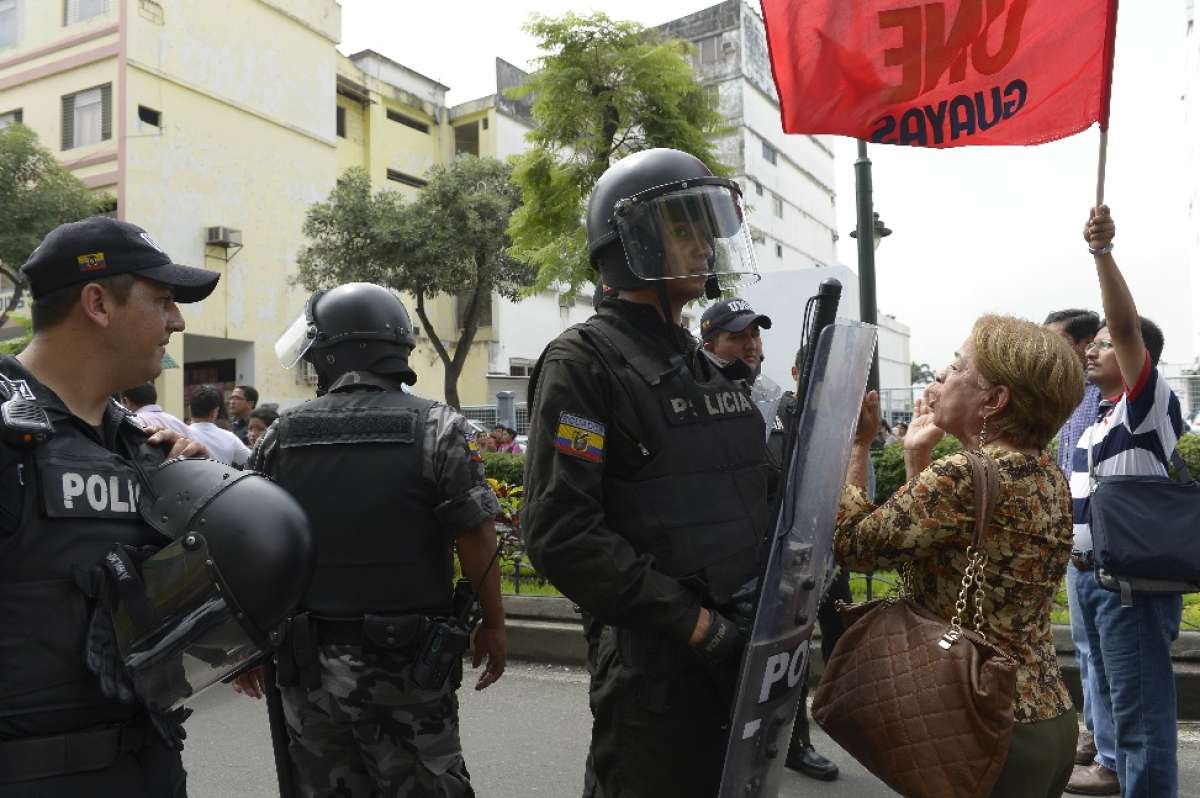 Dirigentes de la UNE se aspostaron en los exteriores de la sede para reclamar por el cambio de administraci&oacute;n del Fondo de Cesant&iacute;a. FOTO: Lylibeth Coloma/El Tel&eacute;grafo 