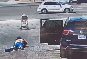 Salvan a un bebé de ser atropellado en una avenida