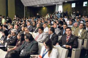 18 prefectos, 180 alcaldes y 300 presidentes de juntas parroquiales de distintas organizaciones pol&iacute;ticas participaron en el evento. Foto: &Aacute;lvaro P&eacute;rez | El Tel&eacute;grafo