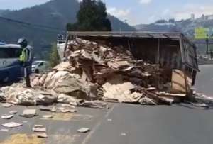 Los dos carriles izquierdos de la av. Simón Bolívar están cerrados en ambos sentidos de circulación. 
