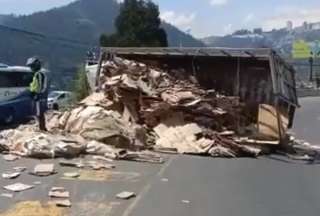 Los dos carriles izquierdos de la av. Simón Bolívar están cerrados en ambos sentidos de circulación. 